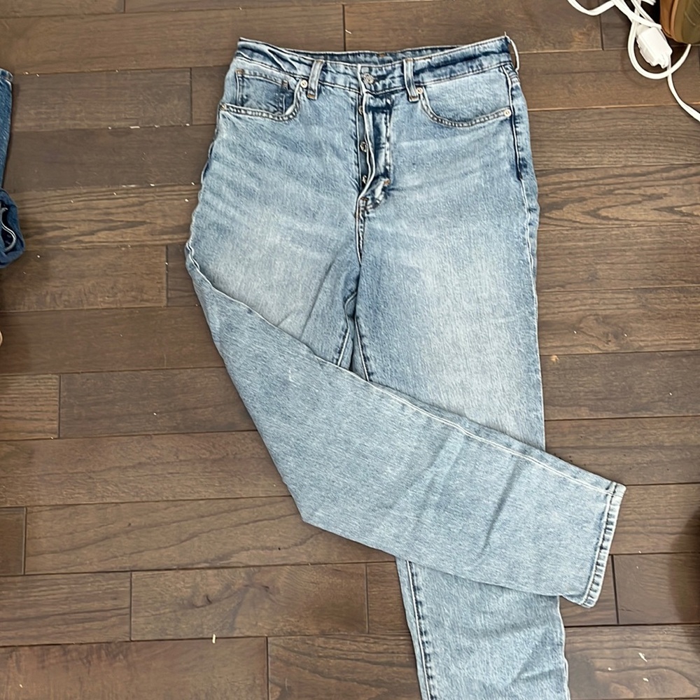 H&M Light wash mom jeans. Size 6